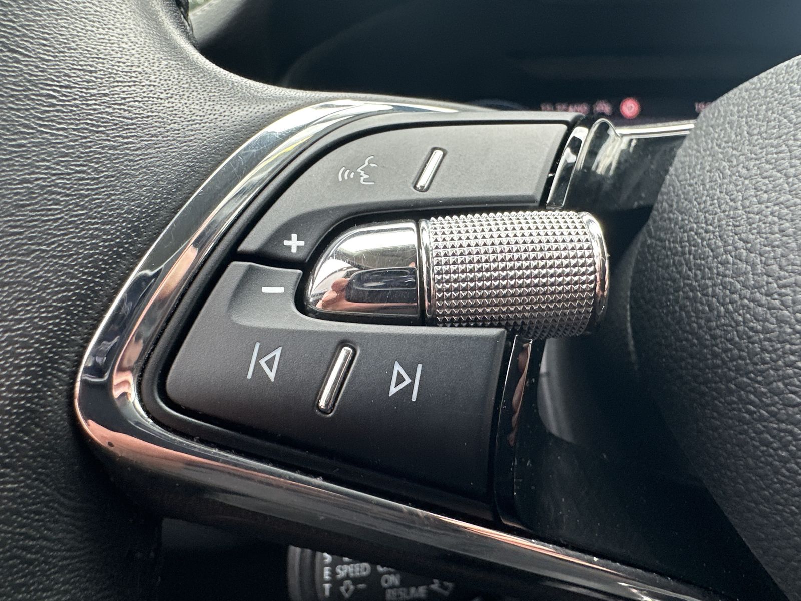 Fahrzeugabbildung SKODA Kodiaq Ambition NAV+MATRIX+ACC+AHK+KAMERA+17ZOLL