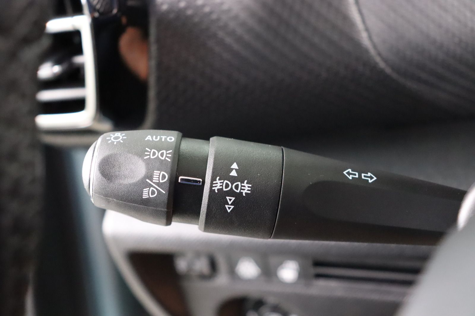 Fahrzeugabbildung Citroën C4 1.2i Feel Pack * LED * Navi * LRHZ *