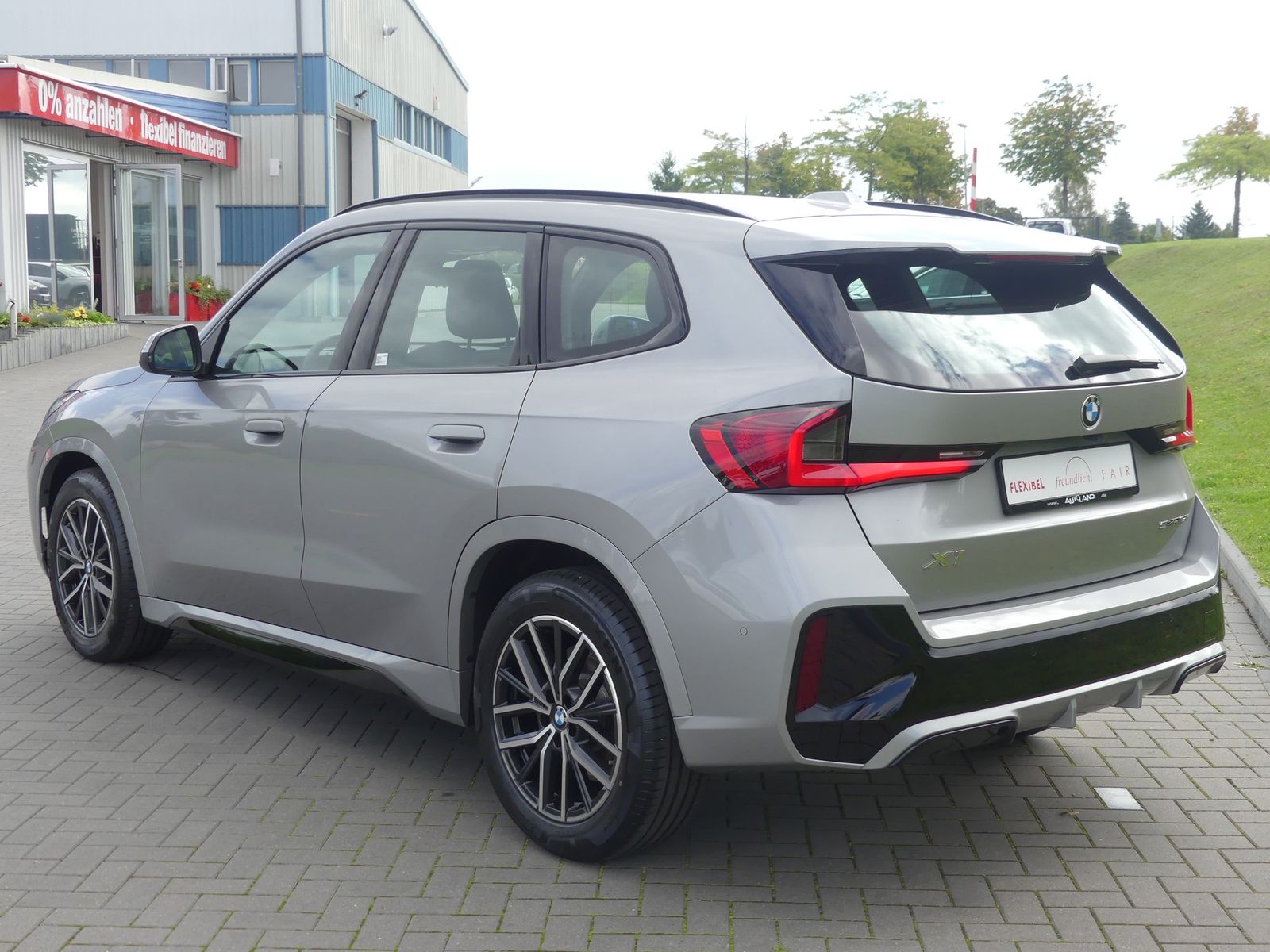 BMW X1 18 i sDrive M Sport LED Kamera Tempomat PDC imagem 3