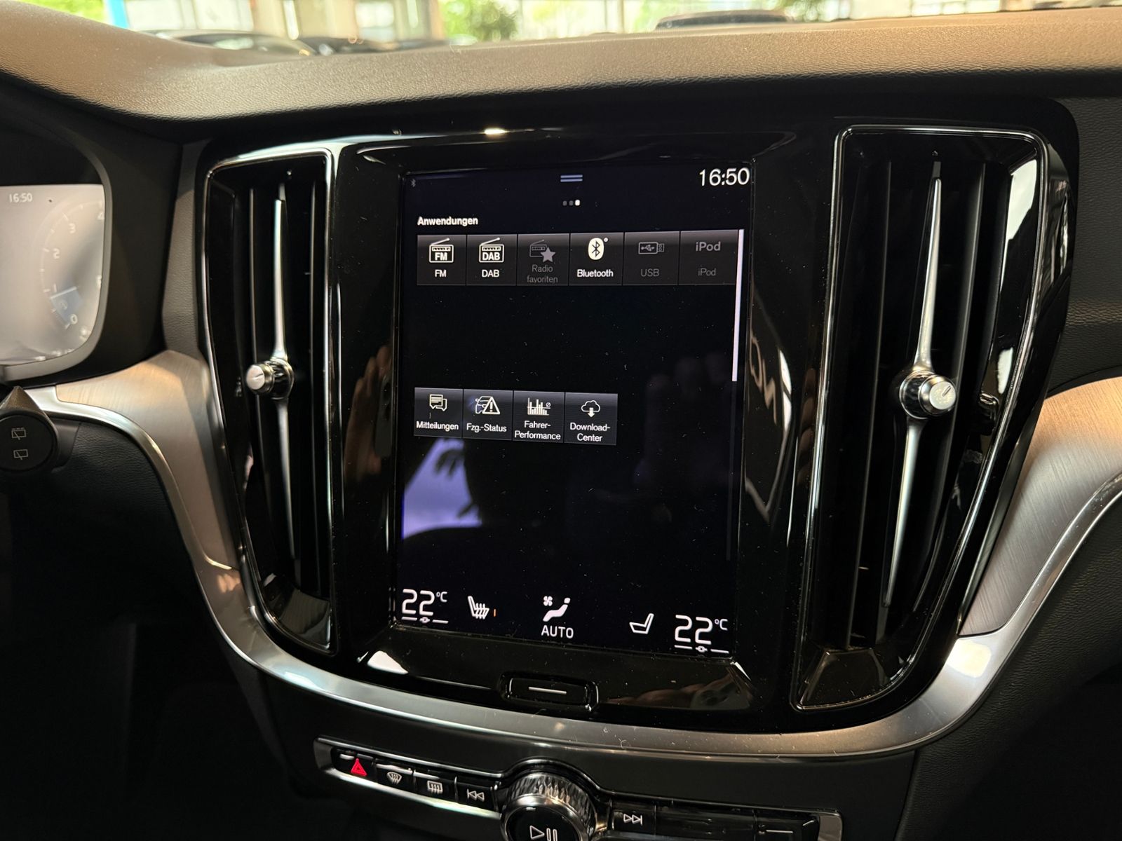 Fahrzeugabbildung Volvo V60 Kombi Momentum Pro ACC BLIS LED