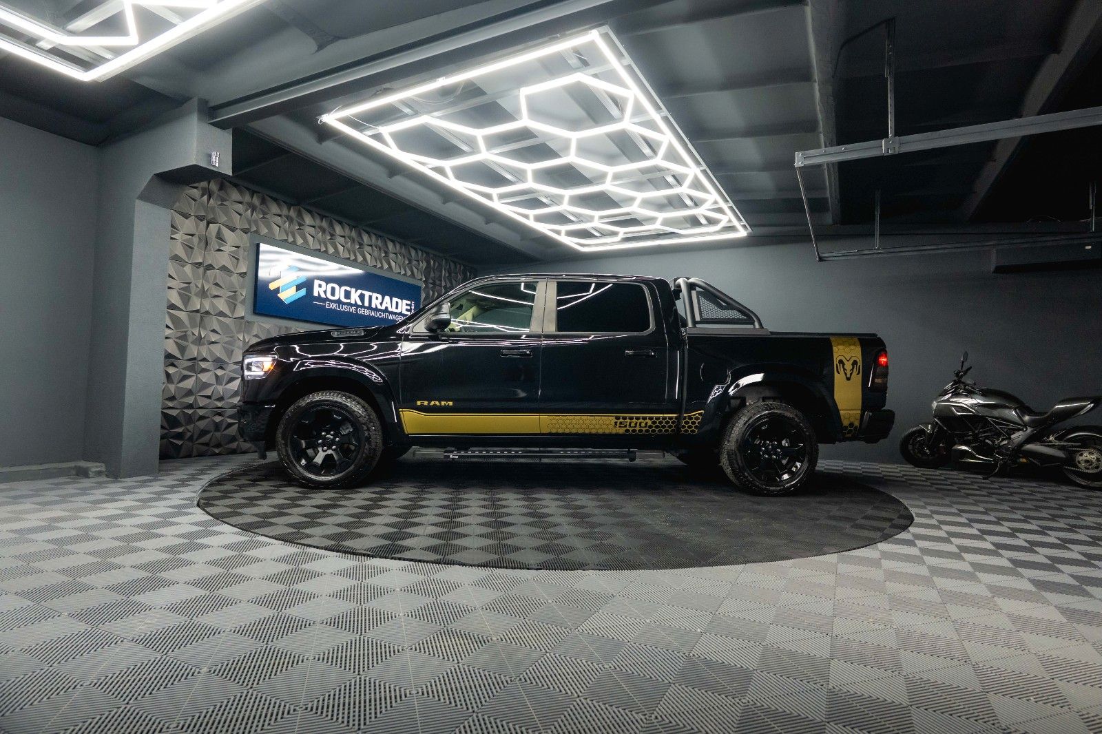 Fahrzeugabbildung Dodge RAM 5.7 V8 HEMI 4x4 OFFROAD Night GOLD EDITION