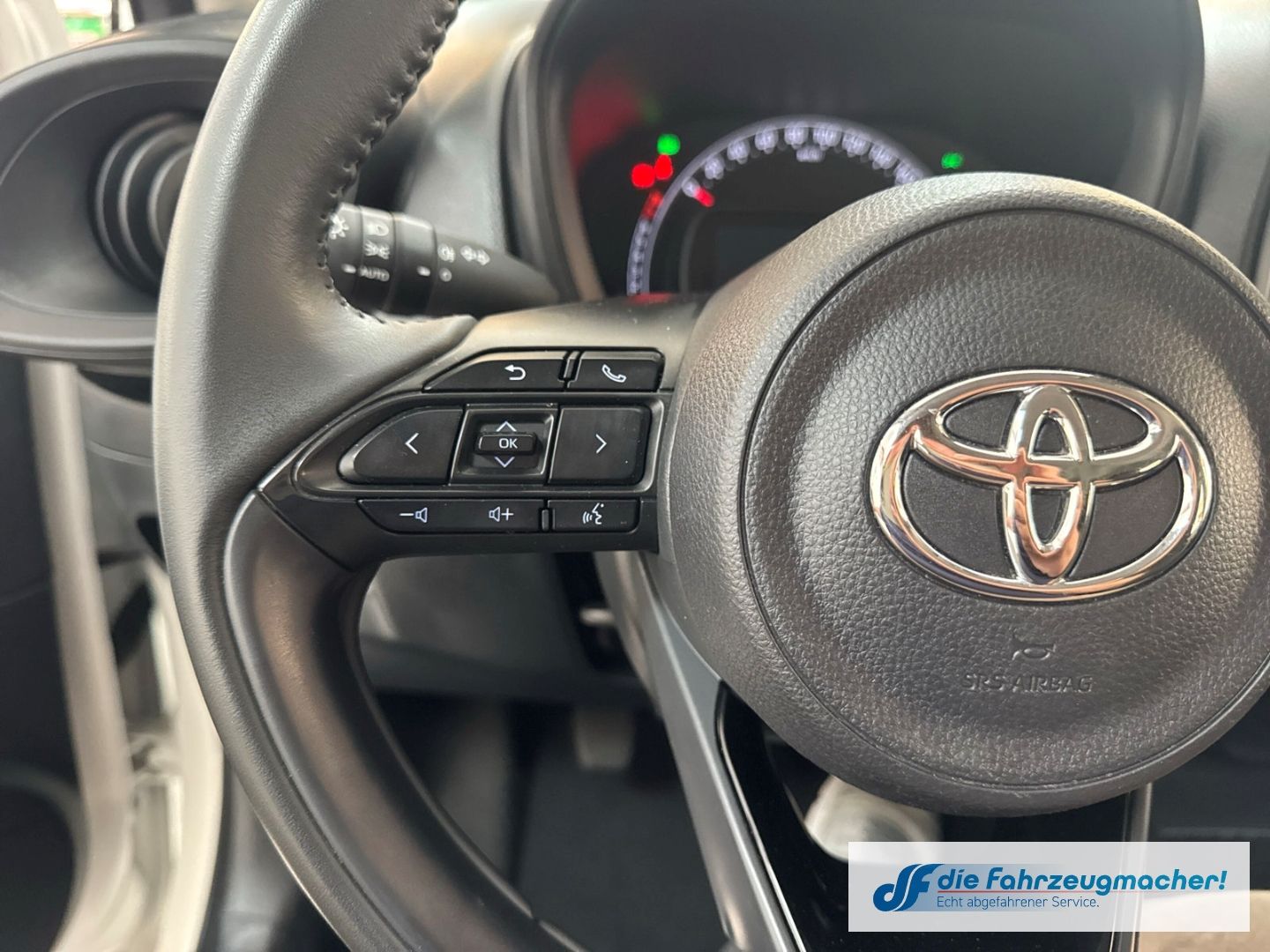 Fahrzeugabbildung Toyota Aygo X Play Apple CarPlay Android Auto Mehrzonen
