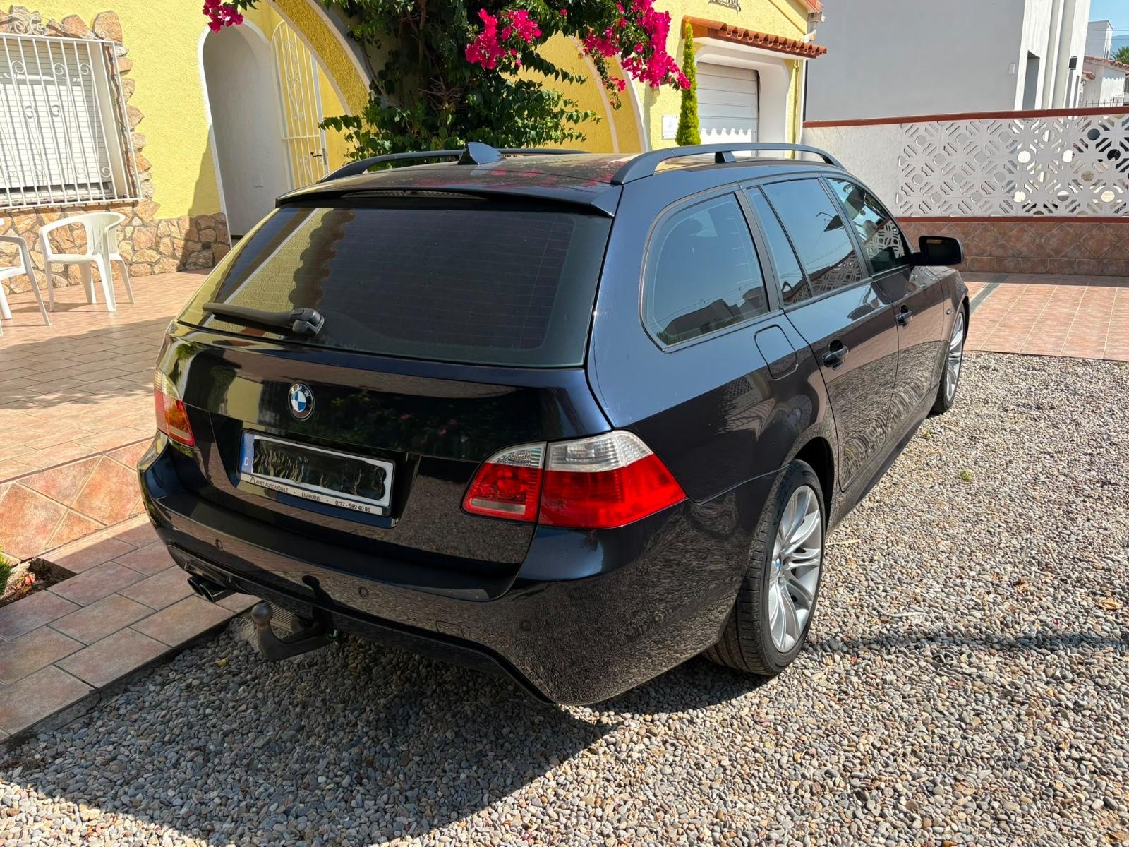 BMW 530 2004 — rear view