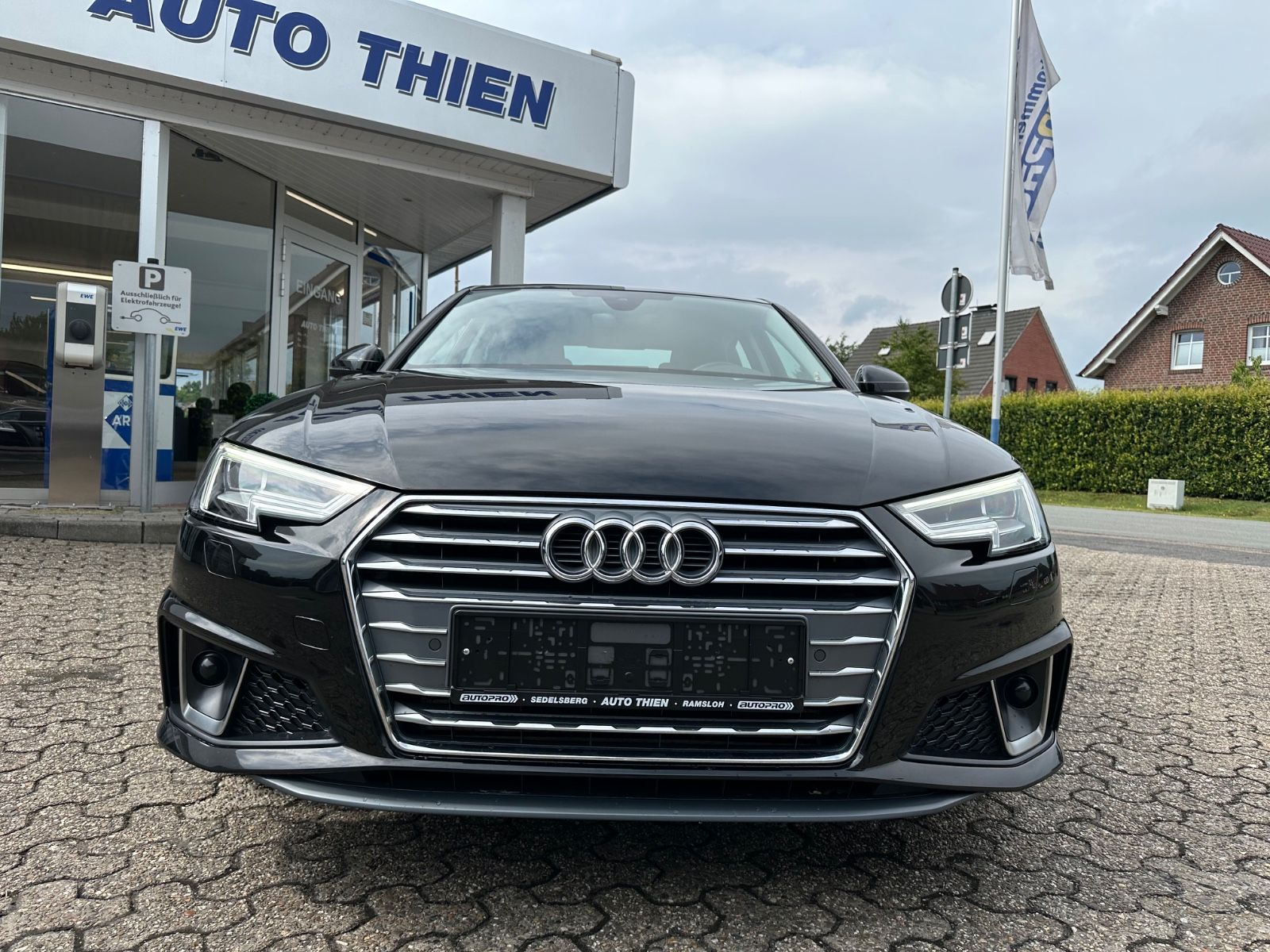 Fahrzeugabbildung Audi A4 35 TFSI sport S Line Navi/LED/GRA/GJR/18"