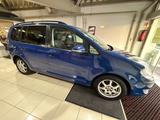 Volkswagen Touran 1.4 TSI*TÜV NEU*2.HAND*ALU*PDC*S-HEFT - Volkswagen Touran mit Benzin-Antrieb: Kleinbus