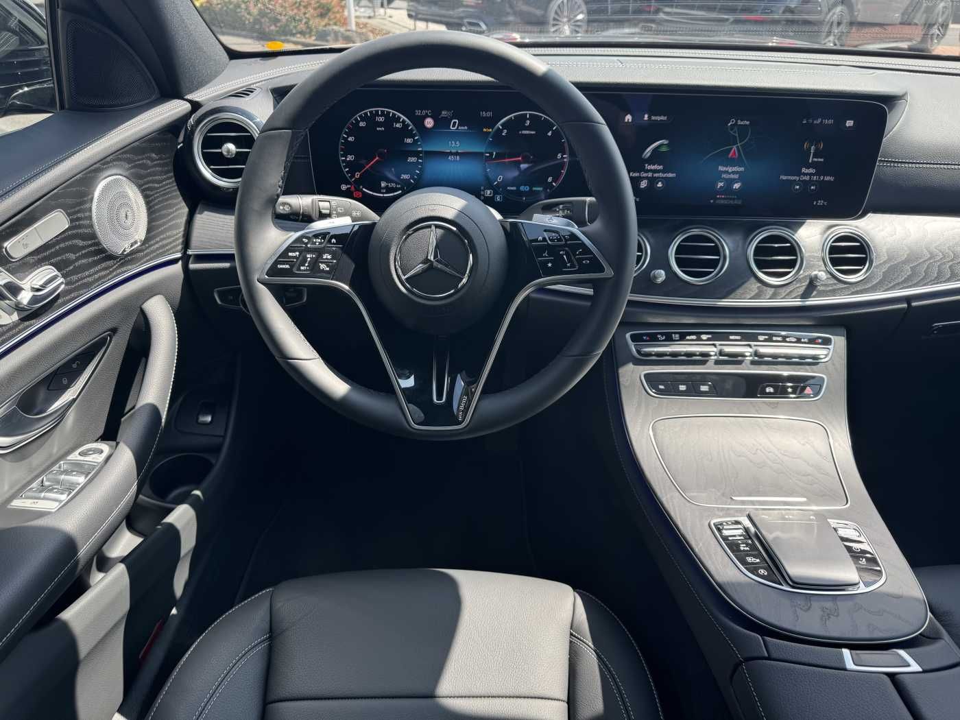 Fahrzeugabbildung Mercedes-Benz E 220d AMG+Pano+Burm+Distr+Memory+AHK+360