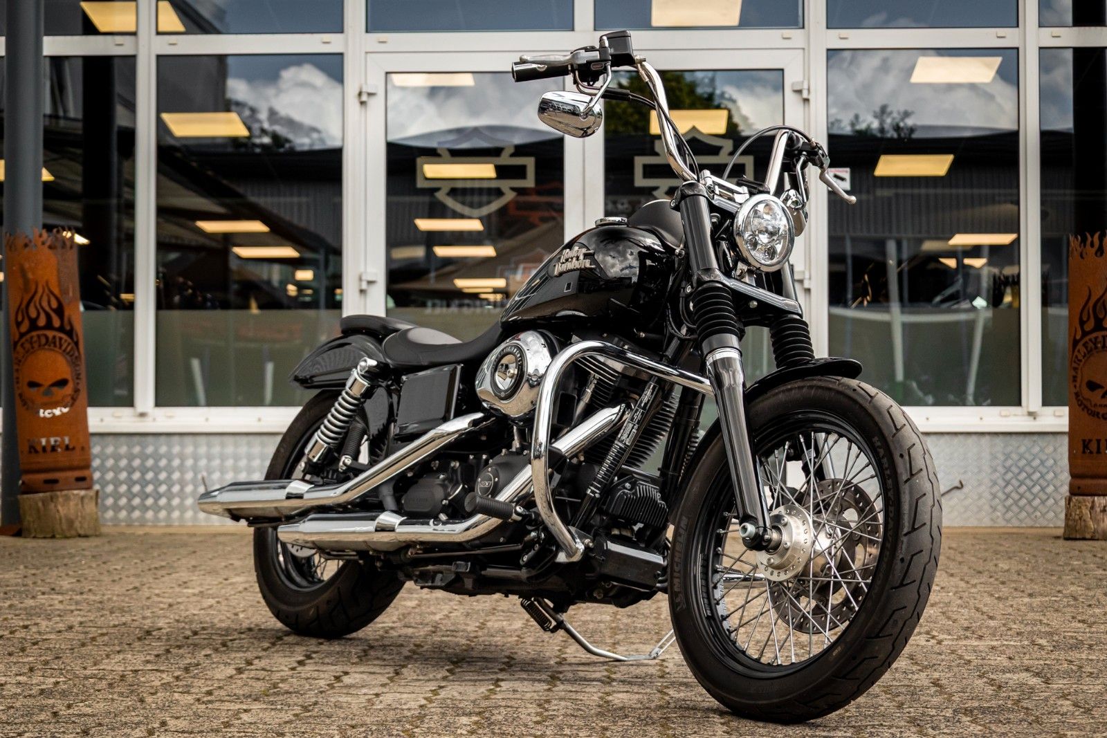 Fahrzeugabbildung Harley-Davidson DYNA STREET BOB FXDB 103 - Vorverlegte Fußrasten