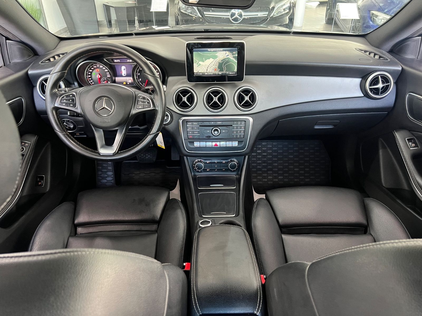 Fahrzeugabbildung Mercedes-Benz CLA 180 Sport Paket * VOLL-LEDER* LED *FACELIFT