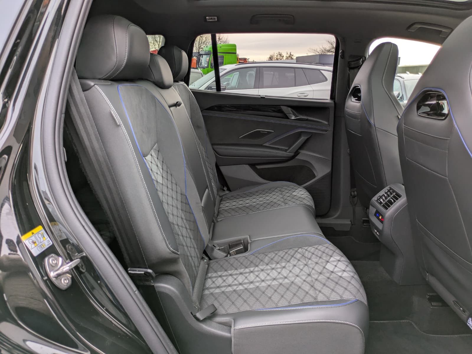 Fahrzeugabbildung Volkswagen Tayron 2.0 TDI 4M R-Line BLACK*7Si*MATRIX*PANO