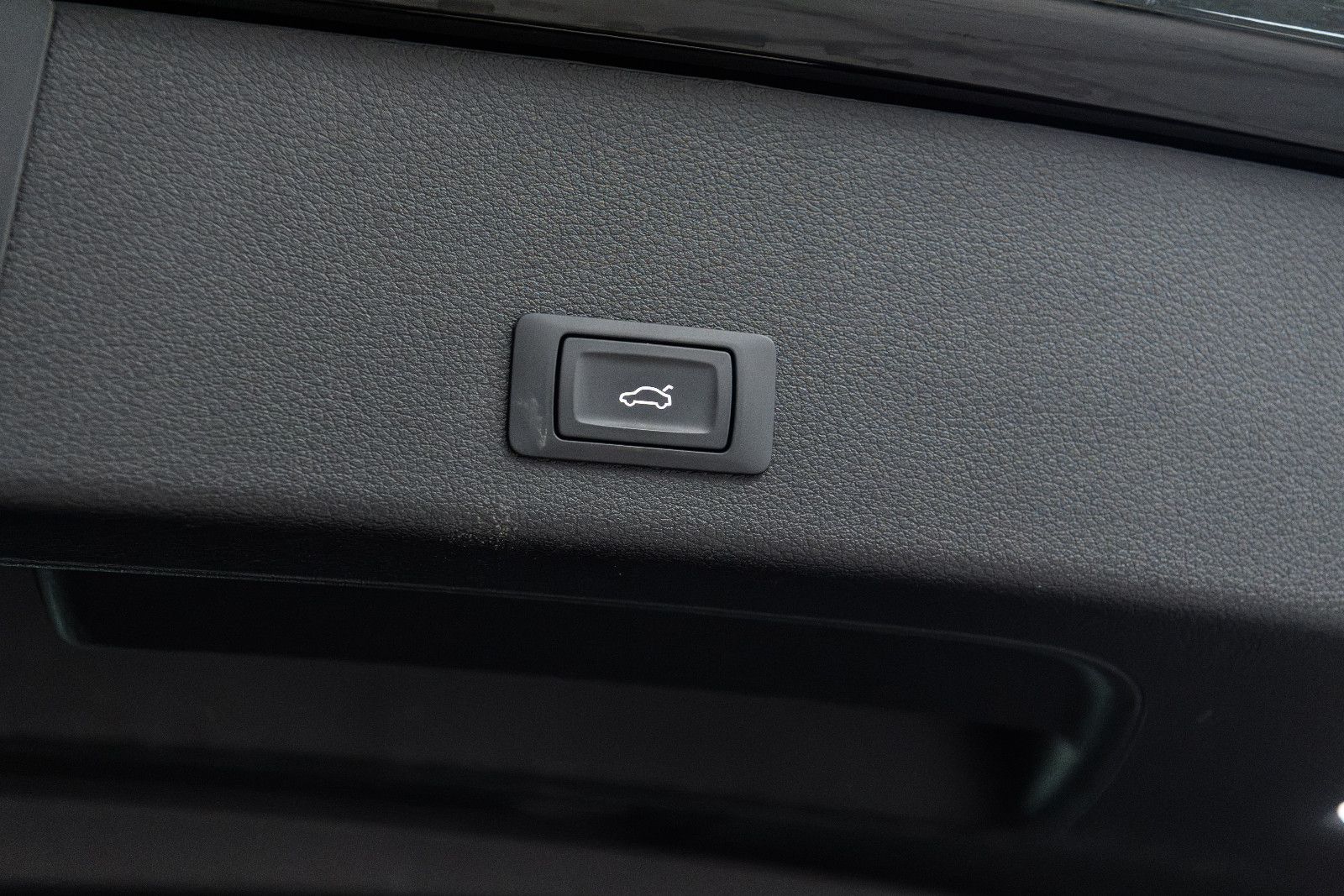 Fahrzeugabbildung Audi e-tron 55 quattro S line NAVI+LED+SZH