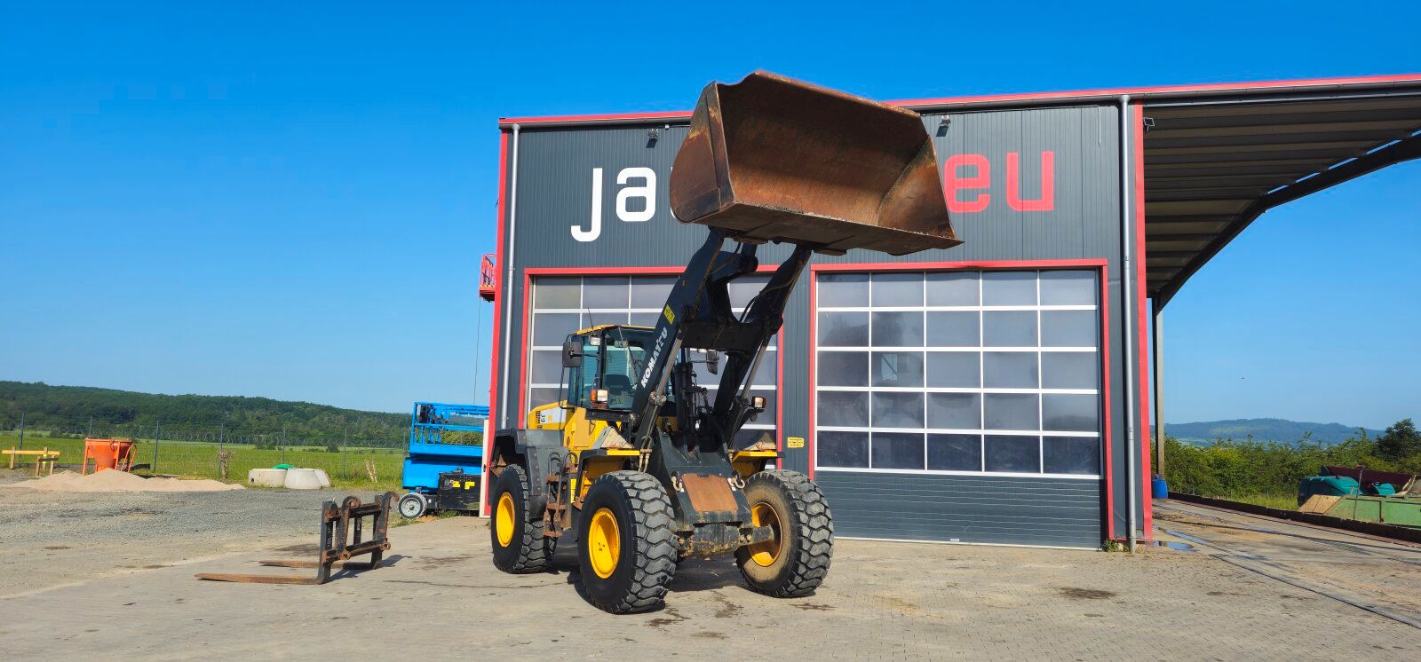 Fahrzeugabbildung Komatsu WA320-6 Schaufel +Gabel +Schnellwechsler/ 7.800