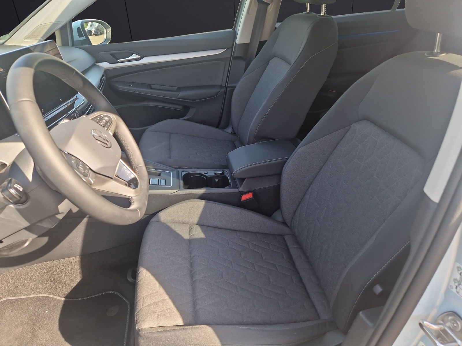 Fahrzeugabbildung Volkswagen Golf VIII Variant eTSI Life DSG LED ACC AHK SHZ