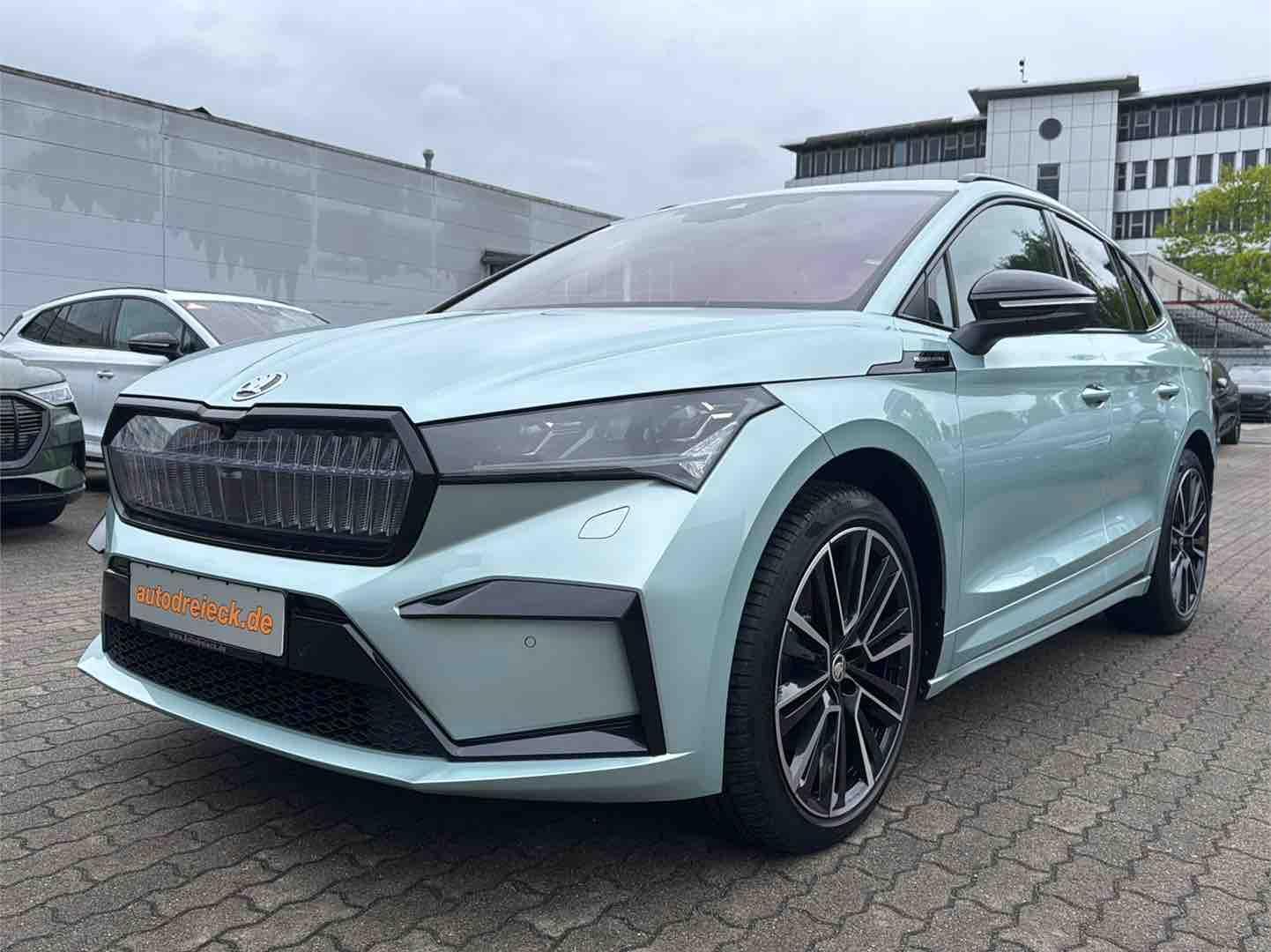 Skoda Enyaq 80 x Founders Edition Suite AHK PANO WP 21