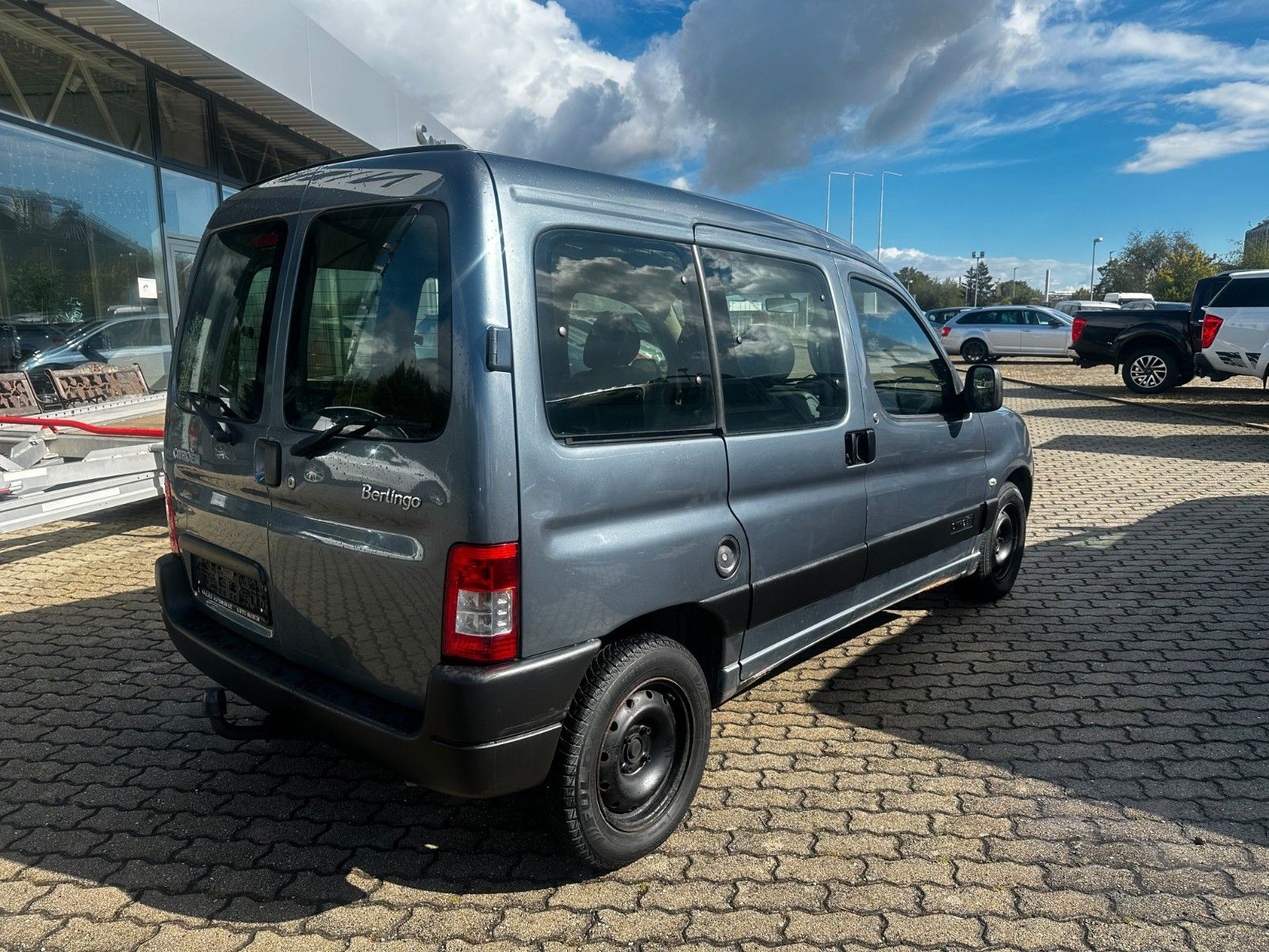 Fahrzeugabbildung Citroën Berlingo 1.4 First Kombi 8-fach, KD & TÜV neu.