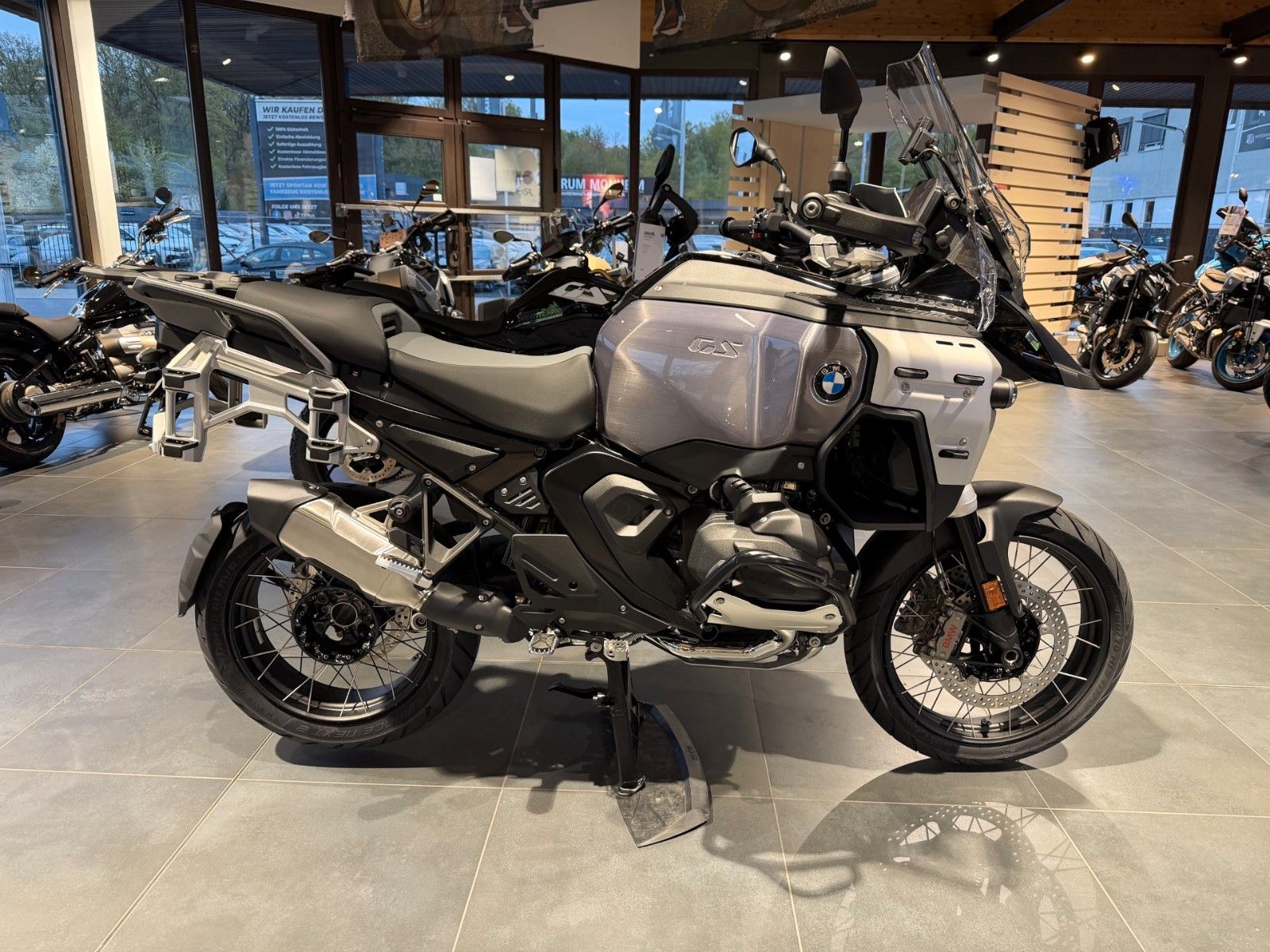 Fahrzeugabbildung BMW R 1300 GS ADV Triple Black 3 Pakete/ Höhenreg.