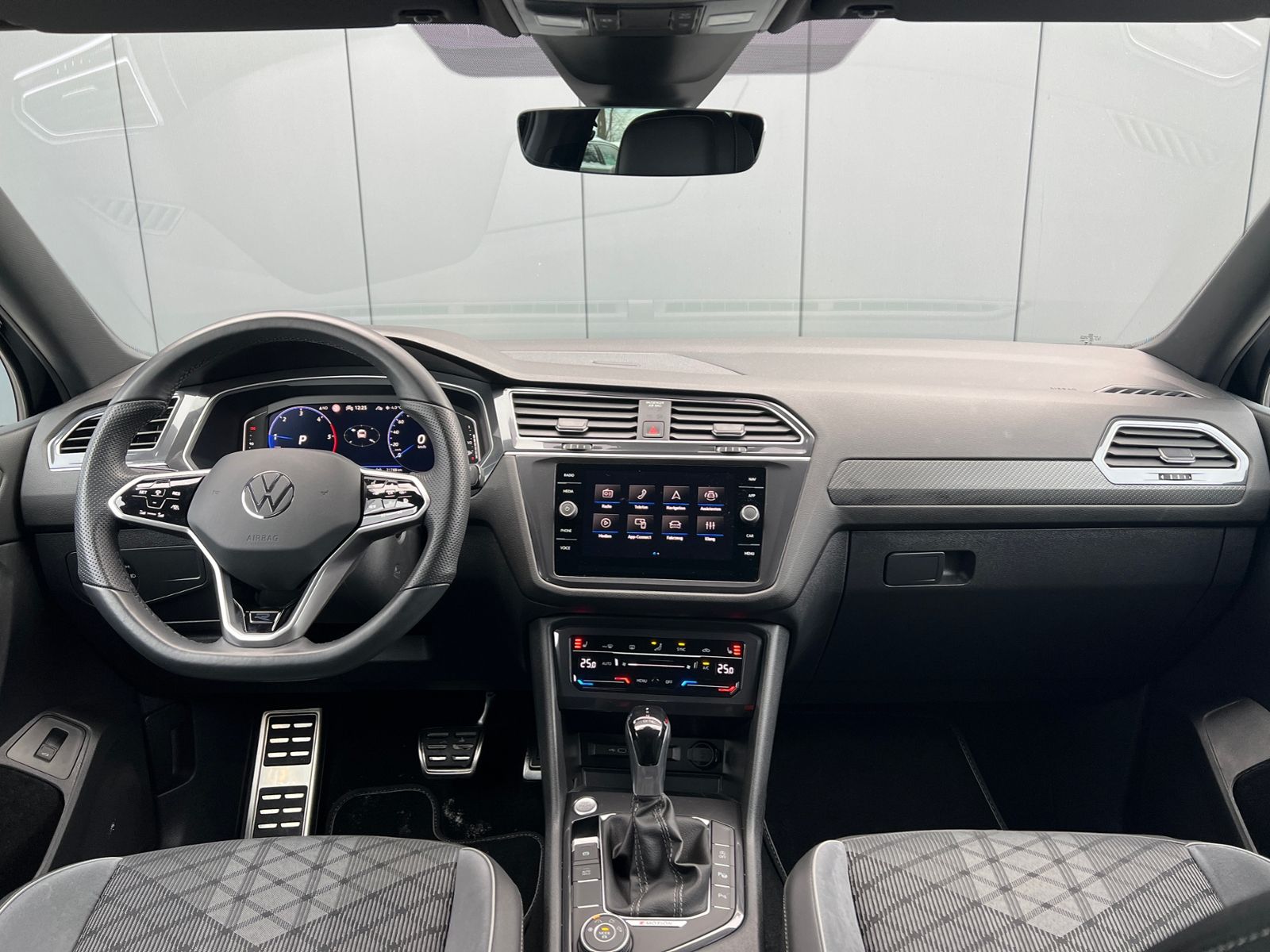 Fahrzeugabbildung Volkswagen Tiguan Allspace R-Line 2.0 TDI DSG 4MOTION *AHK,