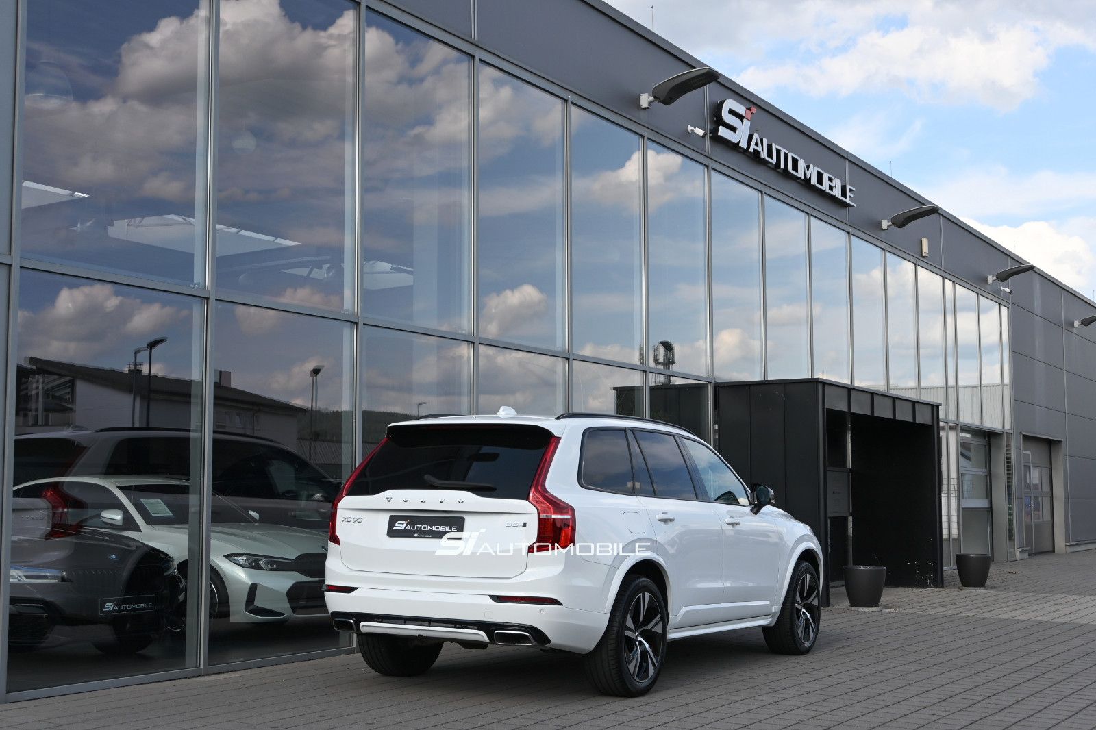 Fahrzeugabbildung Volvo XC90 B5 D AWD R-Design °ACC°AHK°PANO°STANDHEIZ°