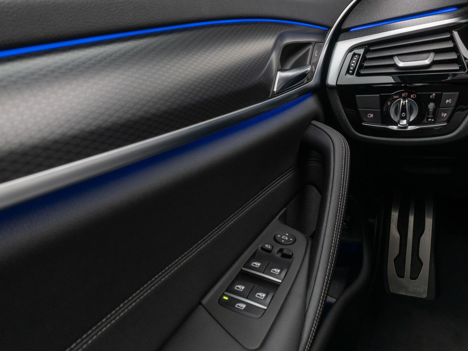 Fahrzeugabbildung BMW 520d xD M Sport Kamera HUD DAB Alarm Individual