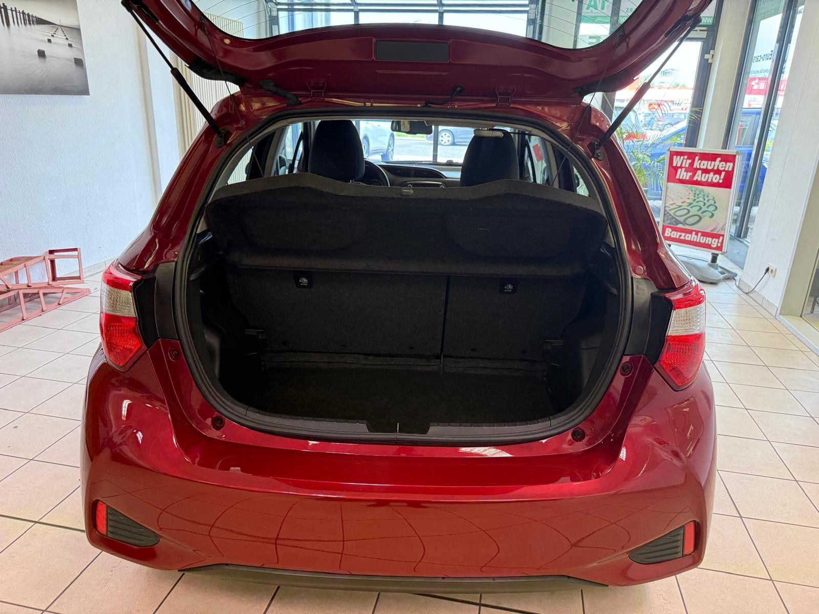 Fahrzeugabbildung Toyota Yaris Hybrid Team D /WENIG KM/SCHECKHEFT/KAMERA