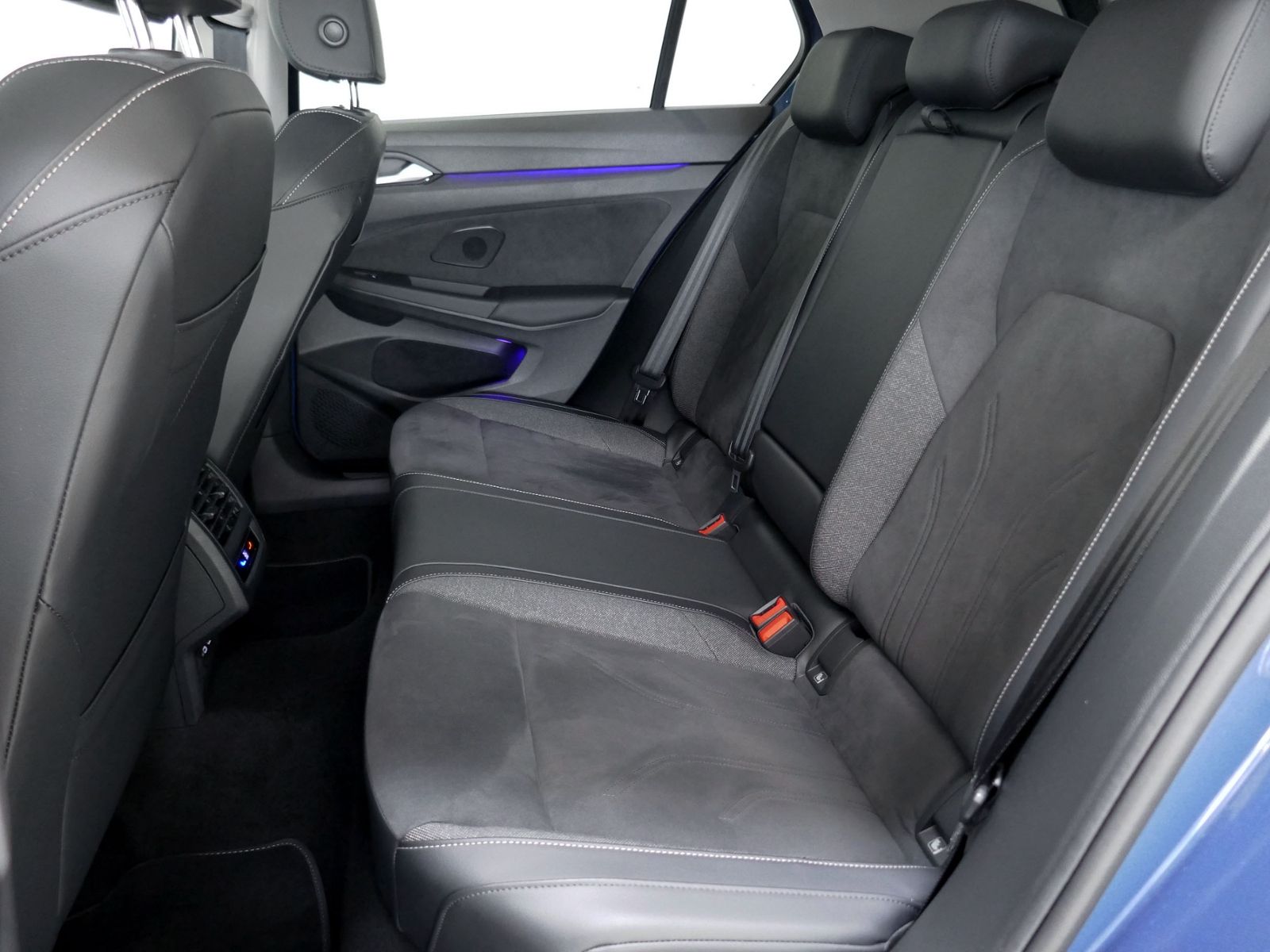 Fahrzeugabbildung Volkswagen Golf VIII Style 1.5 eTSI DSG | LED RFK ACC Navi