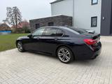 BMW 740i - - blaue BMW 740