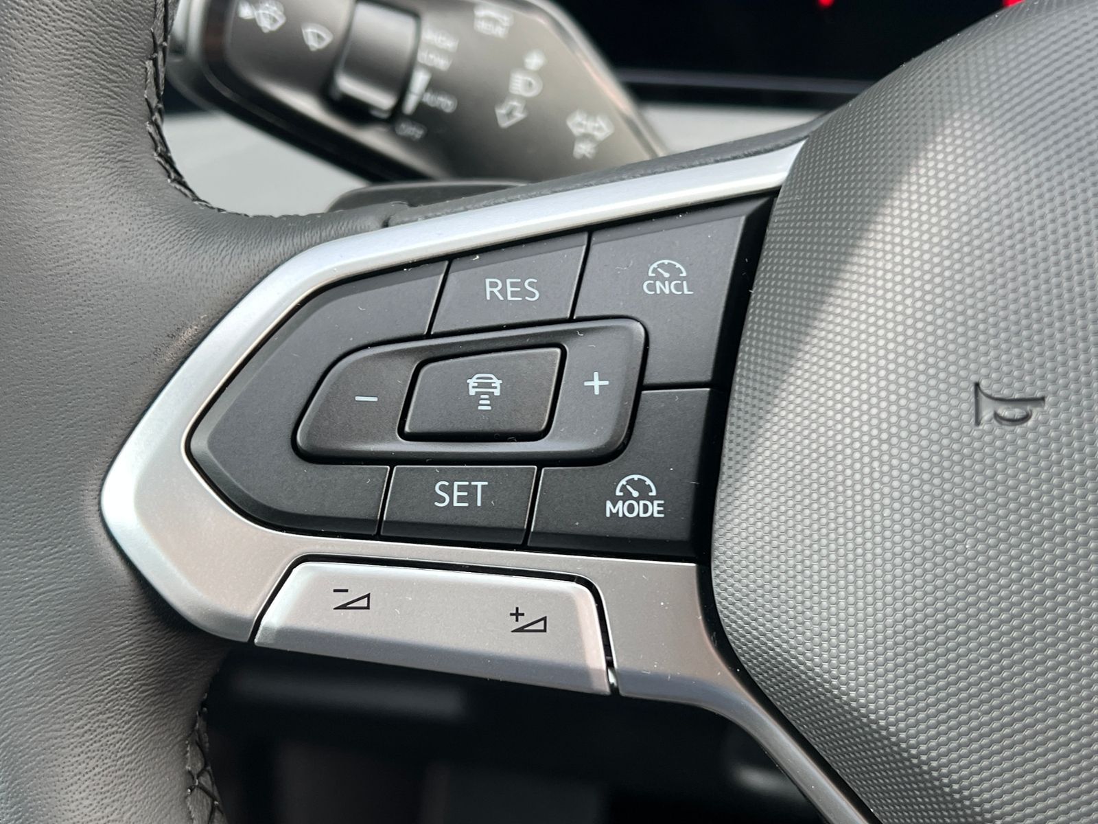 Fahrzeugabbildung Volkswagen Tiguan Elegance 1.5 eTSI DSG *AHK, IQ.Light, 18'