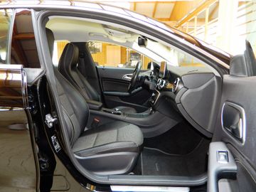 Mercedes CLA 180 Shooting Brake - 11