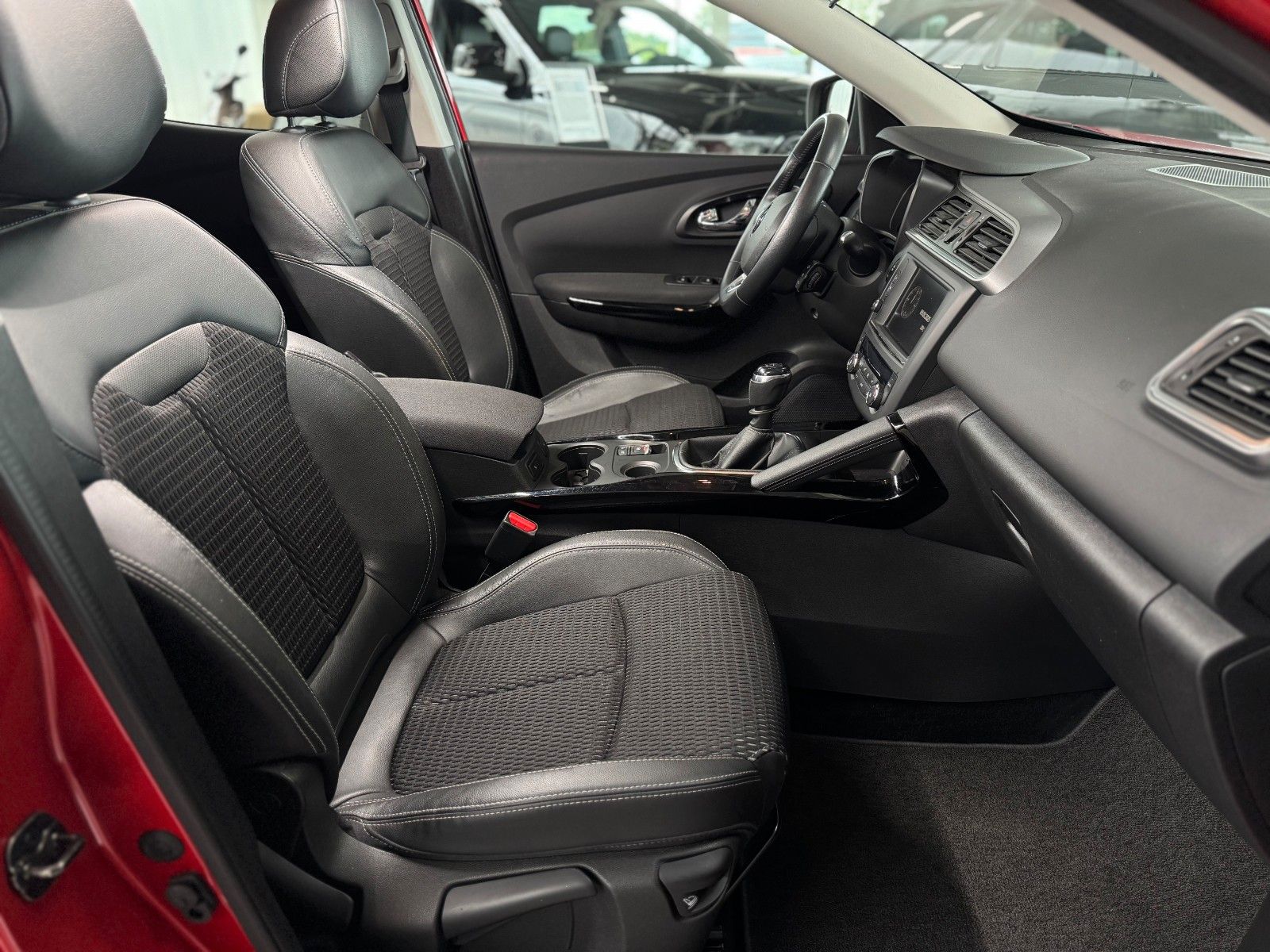 Fahrzeugabbildung Renault Kadjar 1.3 TCe 140 Limited "AHK Kamera DeLuxe"