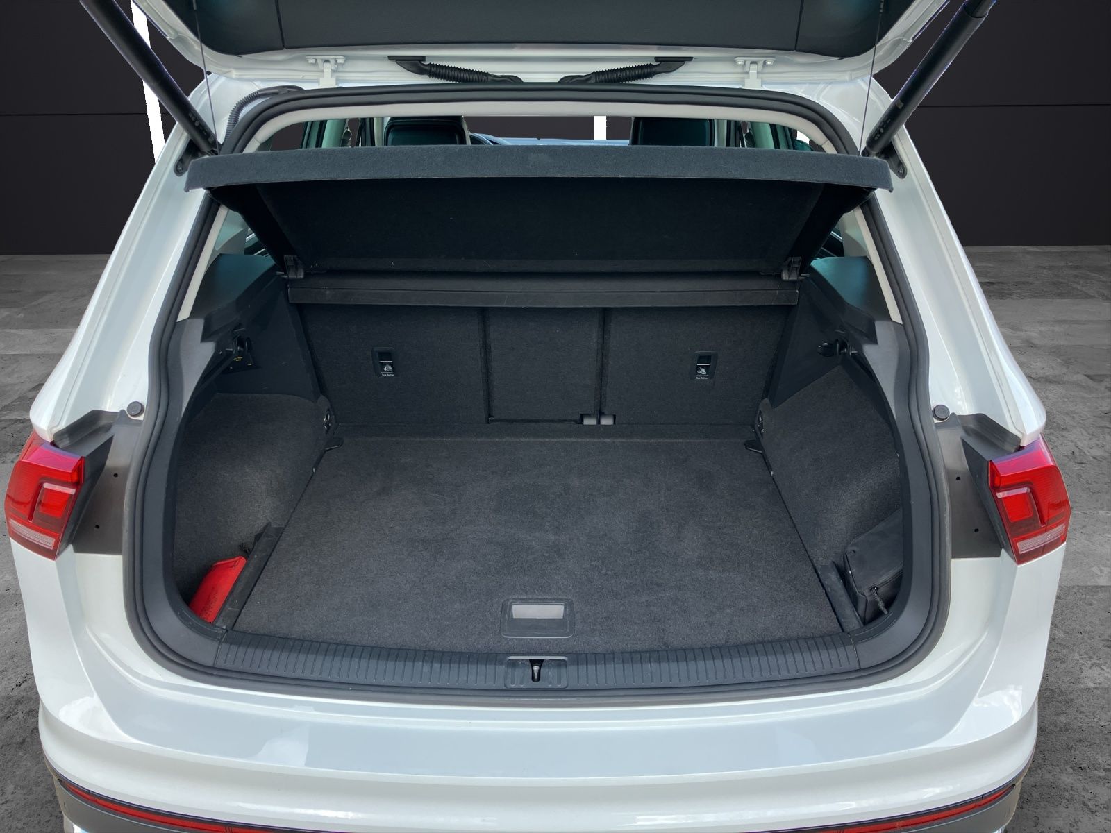 Fahrzeugabbildung Volkswagen Tiguan Life Sport TDI DSG LED ACC AHK SH Ambient