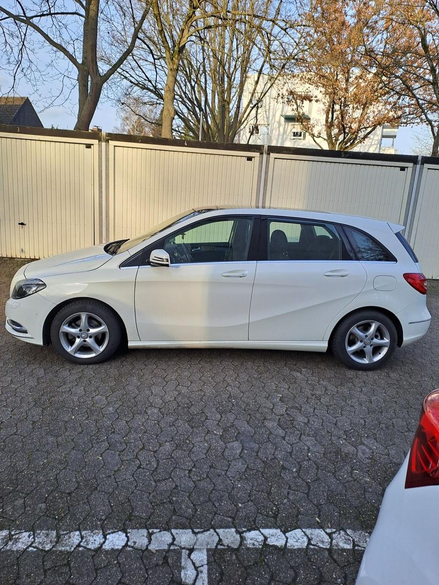 Mercedes-Benz B 180