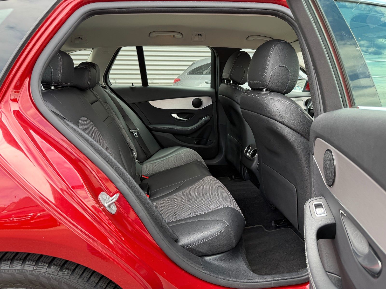 Fahrzeugabbildung Mercedes-Benz C 180 T Avantgarde MBEAM+Distr+R-Kamera+LenkAssi