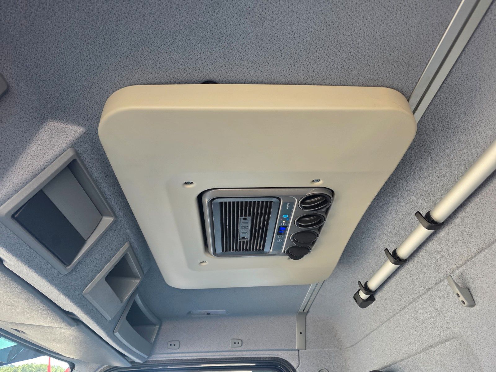 Fahrzeugabbildung Mercedes-Benz Atego 818 L Möbelkoffer+LBW Standklima 2x AHK