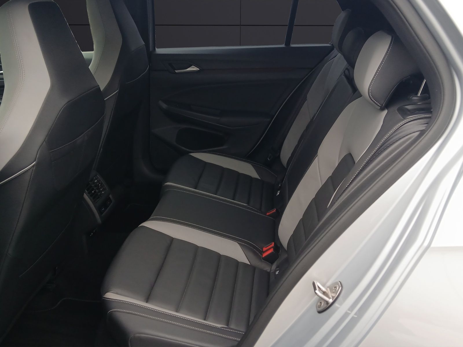 Fahrzeugabbildung Volkswagen Golf VIII GTE LEDplus Navi Leder AID ACC PDC SH