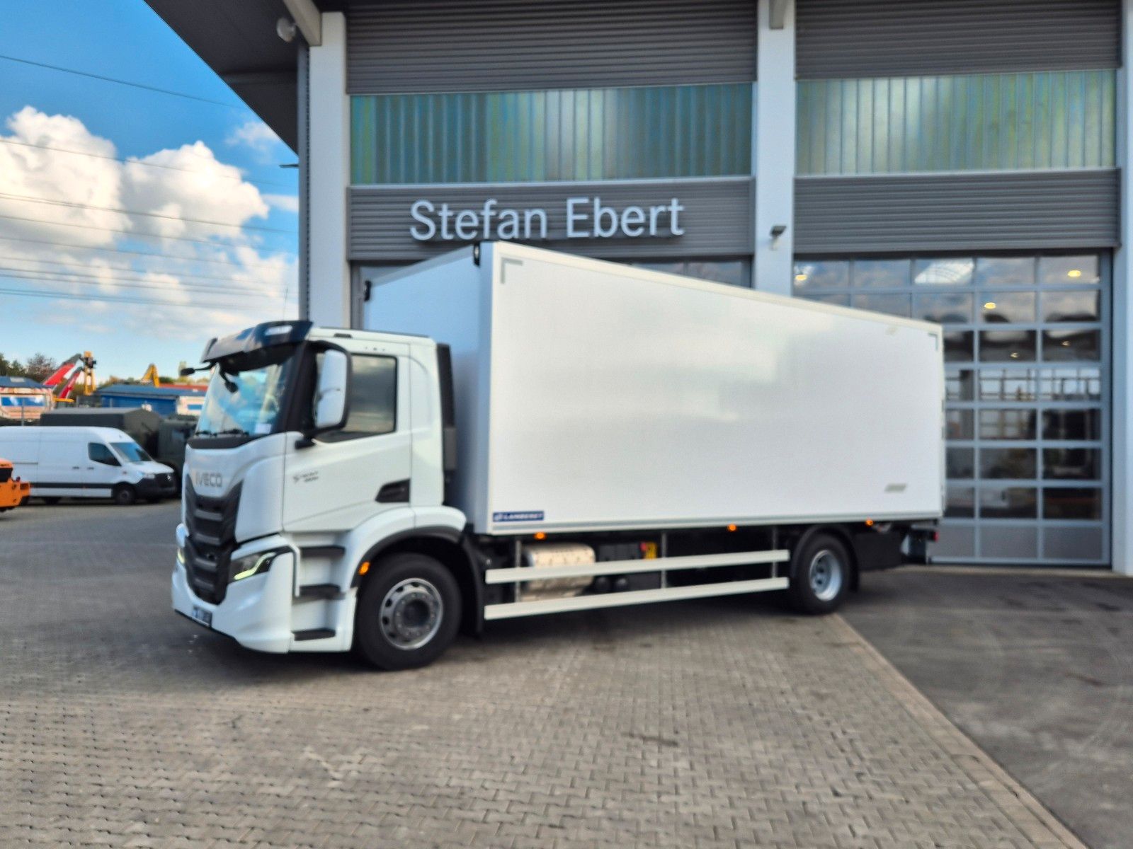 Fahrzeugabbildung Iveco AD190S40/FP Lamberet Mitsubishi LBW Tür AHK