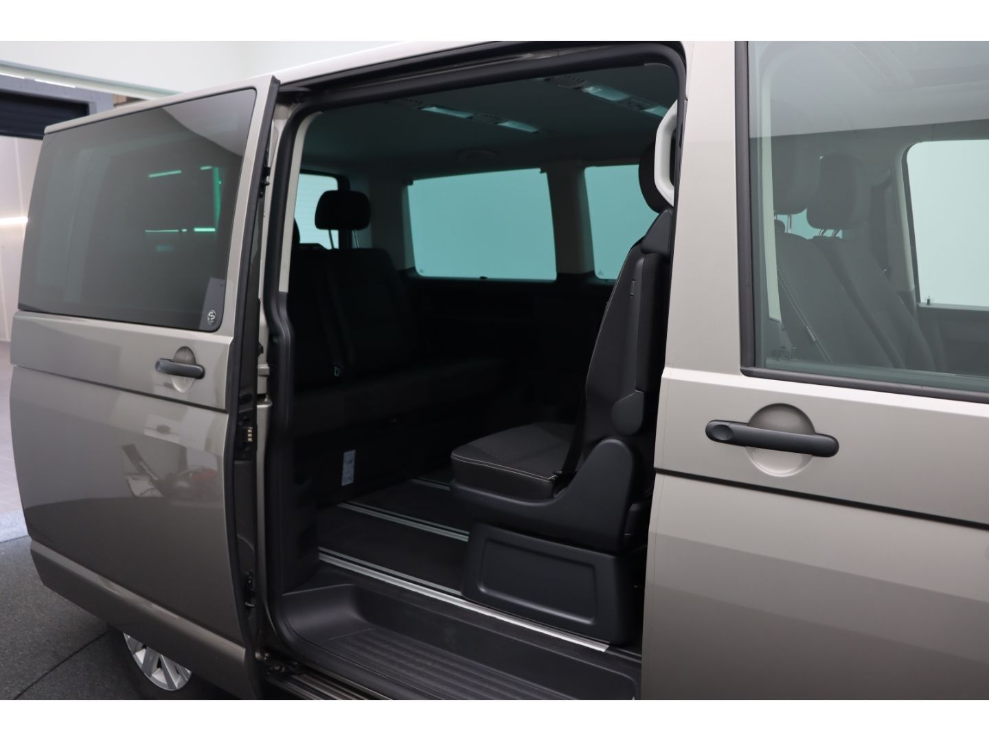 Fahrzeugabbildung Volkswagen T6.1 Multivan Trendline Pano Elektr. Schiebetür