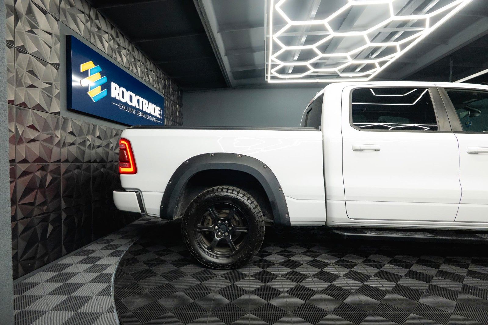 Fahrzeugabbildung Dodge RAM 5.7 V8 HEMI 4x4 OFFROAD Night-Paket LONGBED