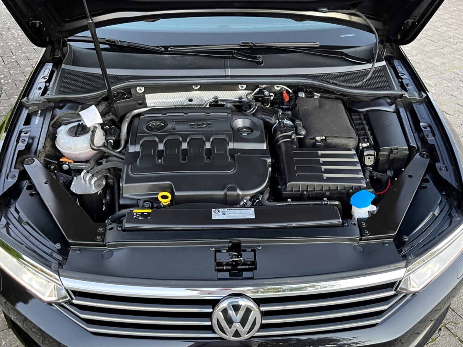 Fahrzeugabbildung Volkswagen Passat Variant 2.0 TDI Highline DSG AHK LED