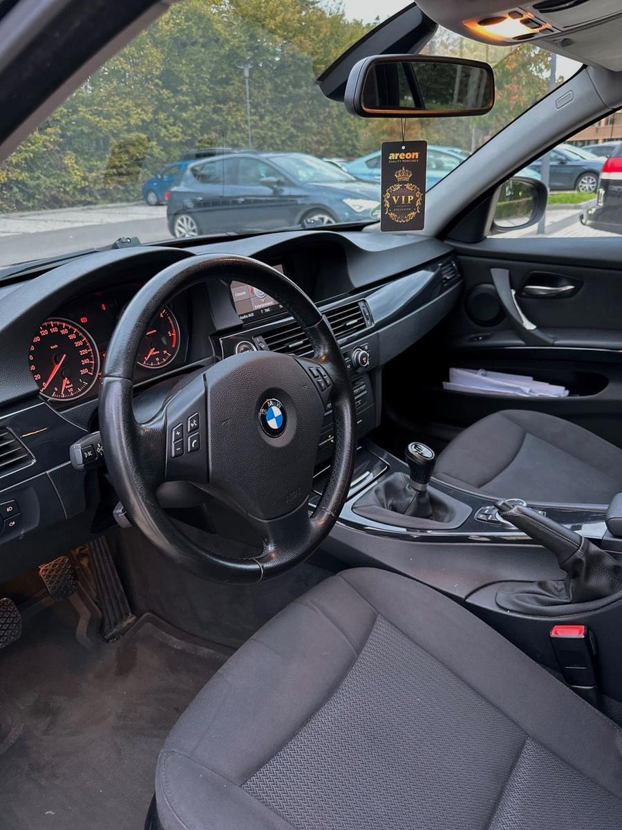 BMW 318 2009 — photo 10