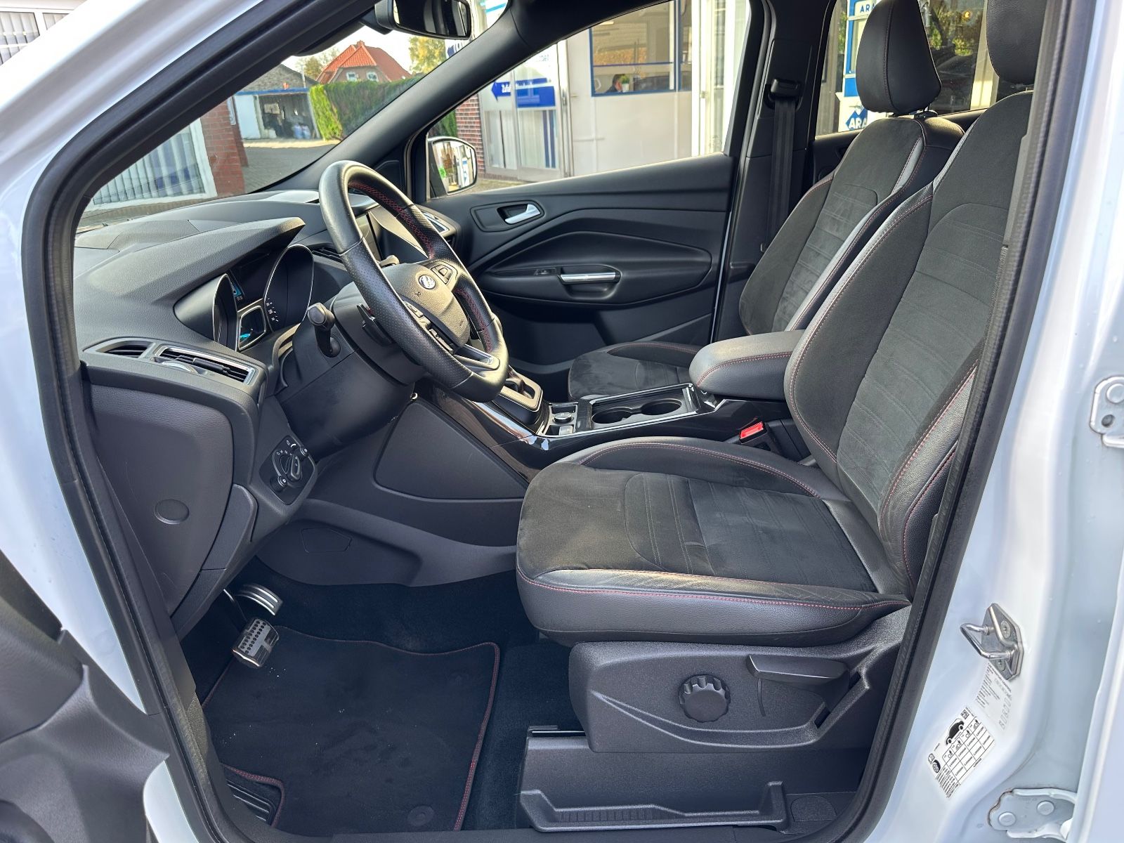 Fahrzeugabbildung Ford Kuga 2.0 TDCi 4x4 ST-Line AHK/Pano/Navi/Sound