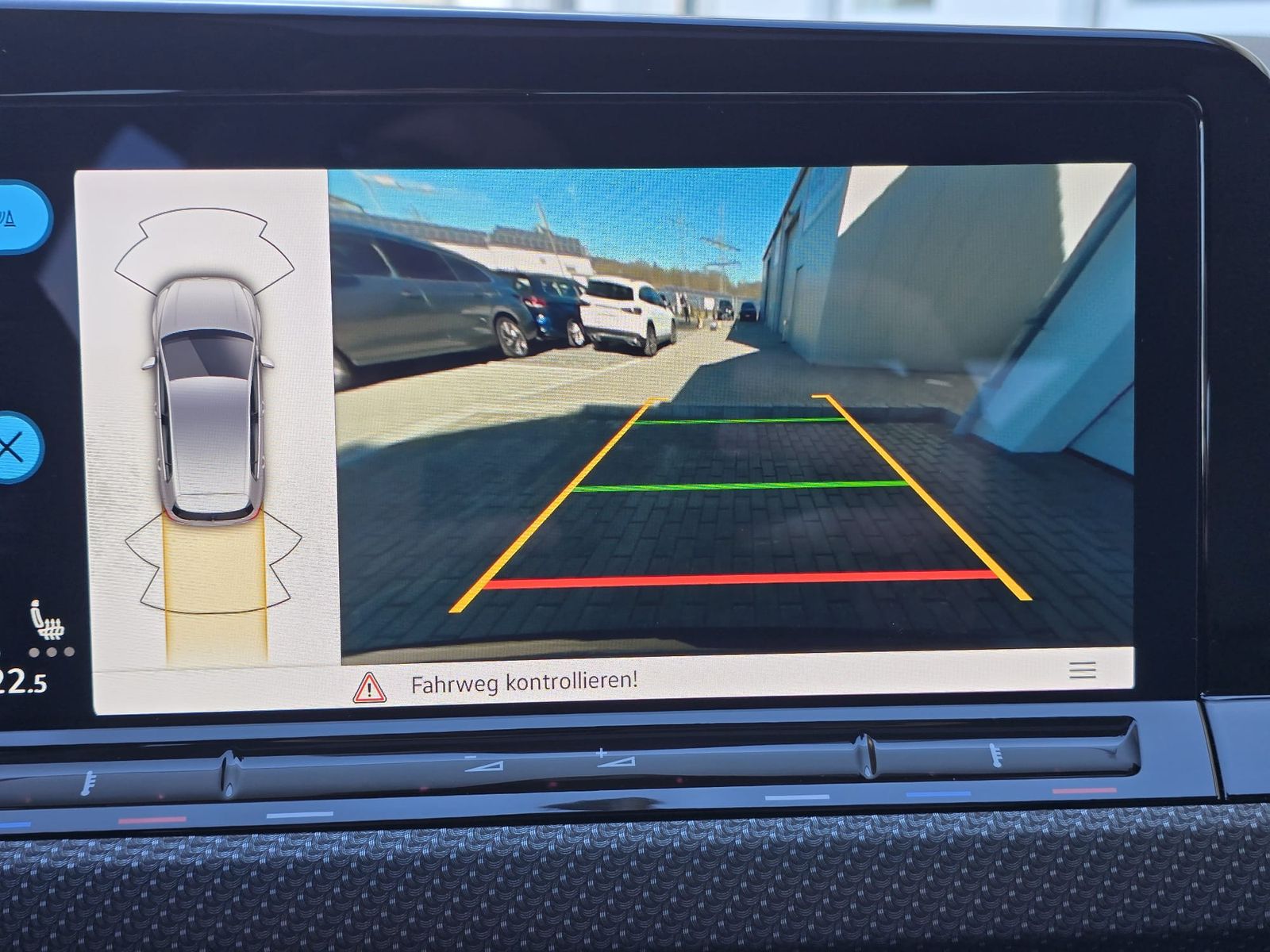 Fahrzeugabbildung Volkswagen Golf 1.5 TSI R-Line PANO*LED*ACC*KAMERA*PremNAVI
