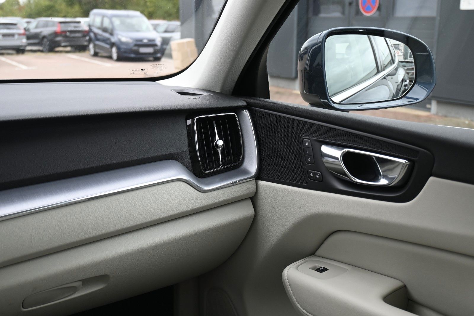 Fahrzeugabbildung Volvo XC60 T8 AWD Momentum Plug-In Hybrid*PANO*BLIS