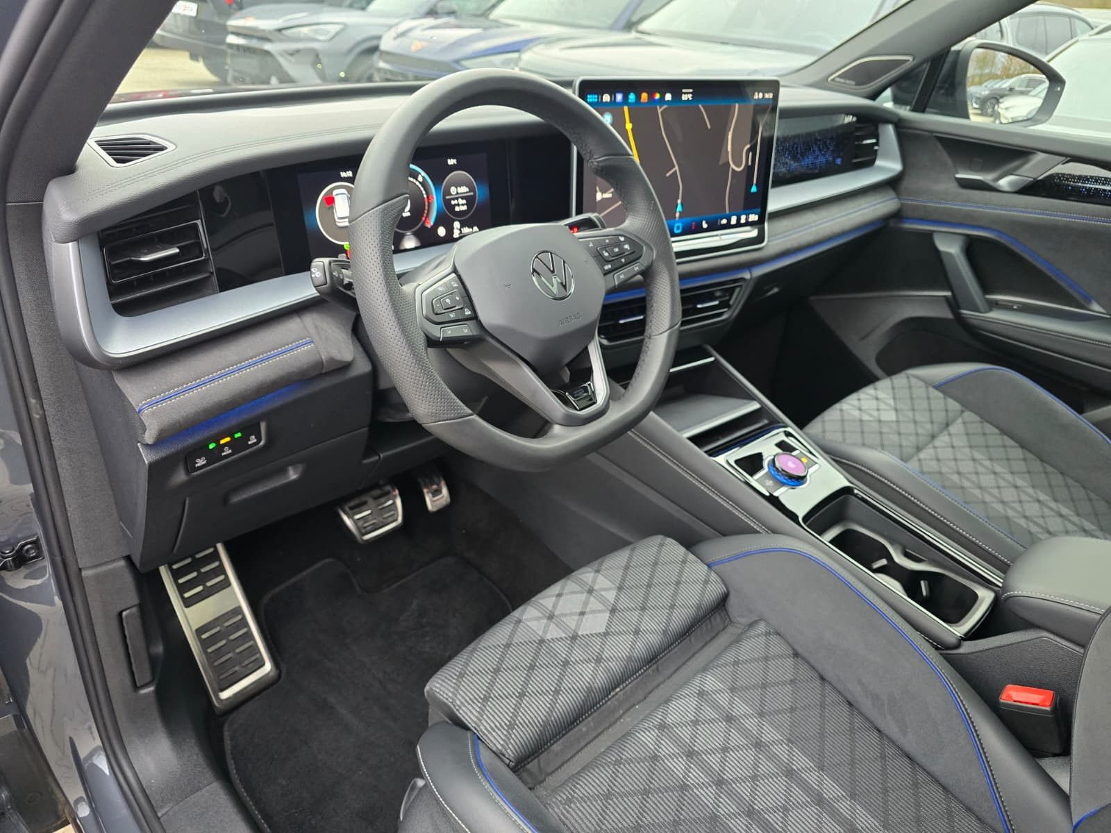 Fahrzeugabbildung Volkswagen Tayron 2.0 TDI 4M R-Line BLACK*7Si*MATRIX*PANO