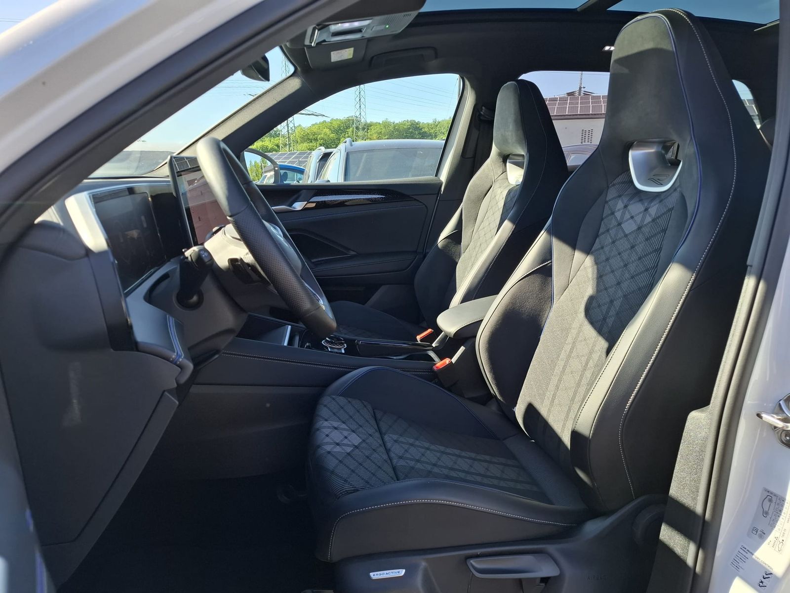 Fahrzeugabbildung Volkswagen Tiguan 2.0 TDI 4M R-Line BLACK*PAN*HK*AHK*MATRIX