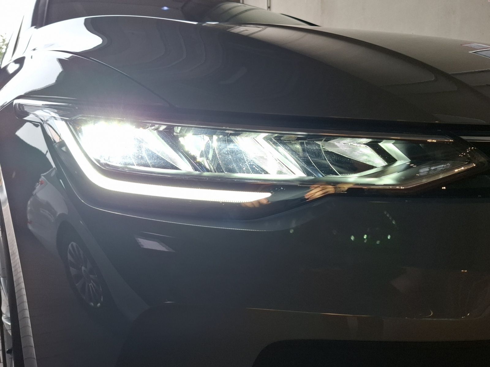 Fahrzeugabbildung Volkswagen Golf VIII TSI Life LED CarPlay AID ACC RFK SHZ