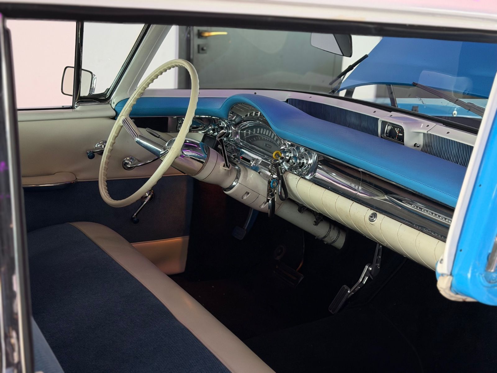 4-Door Holiday Sedan Super 88