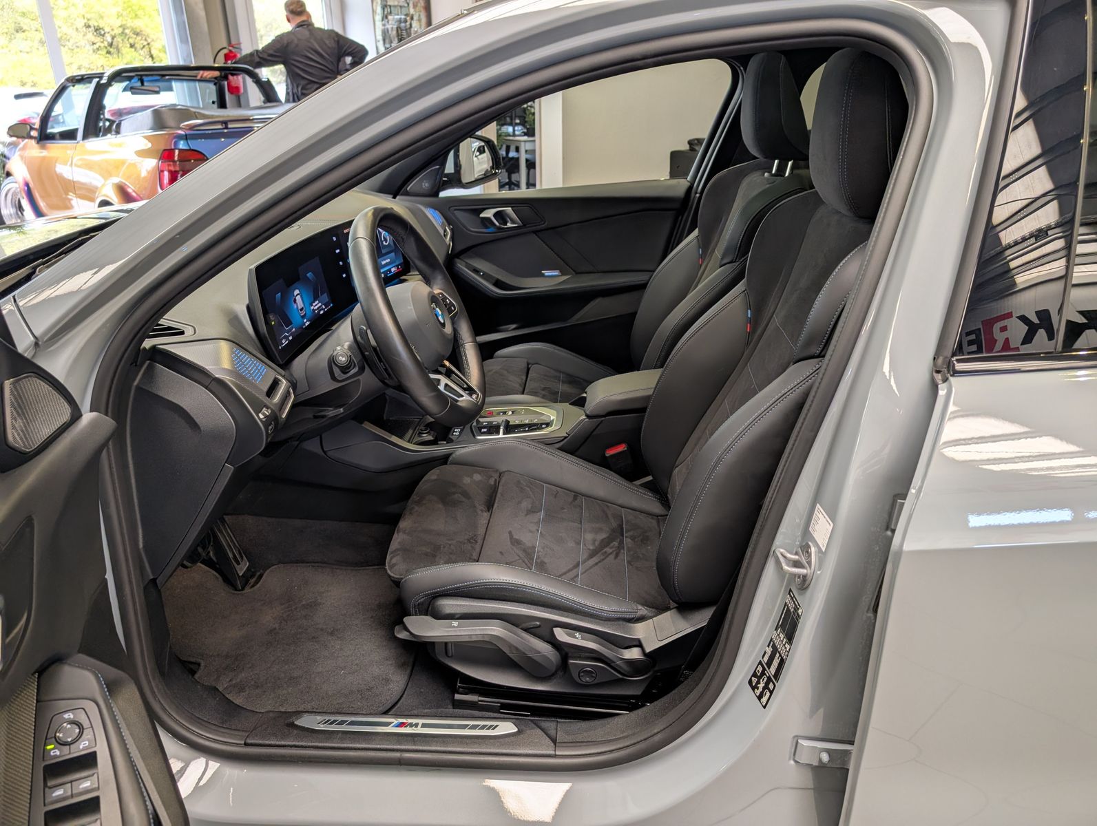 Fahrzeugabbildung BMW 123 i xDrive M-Sport Massag H/K Kamera Pano AHK