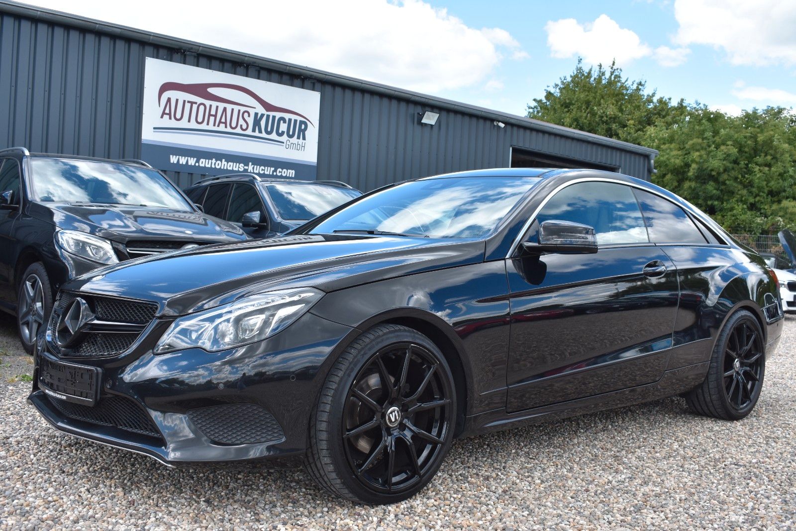 Fahrzeugabbildung Mercedes-Benz E 200 Coupe  ILS /Panorama/SHZ/Navi/19 Zoll