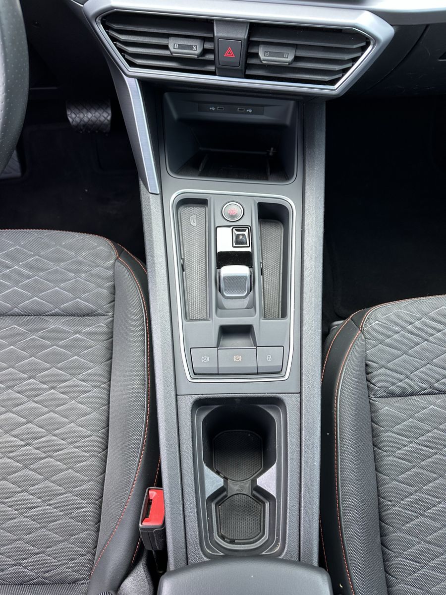 Fahrzeugabbildung SEAT Leon SpT 2.0 TDI DSG FR NAV+LED+AHK+PANO+ACC+KAM