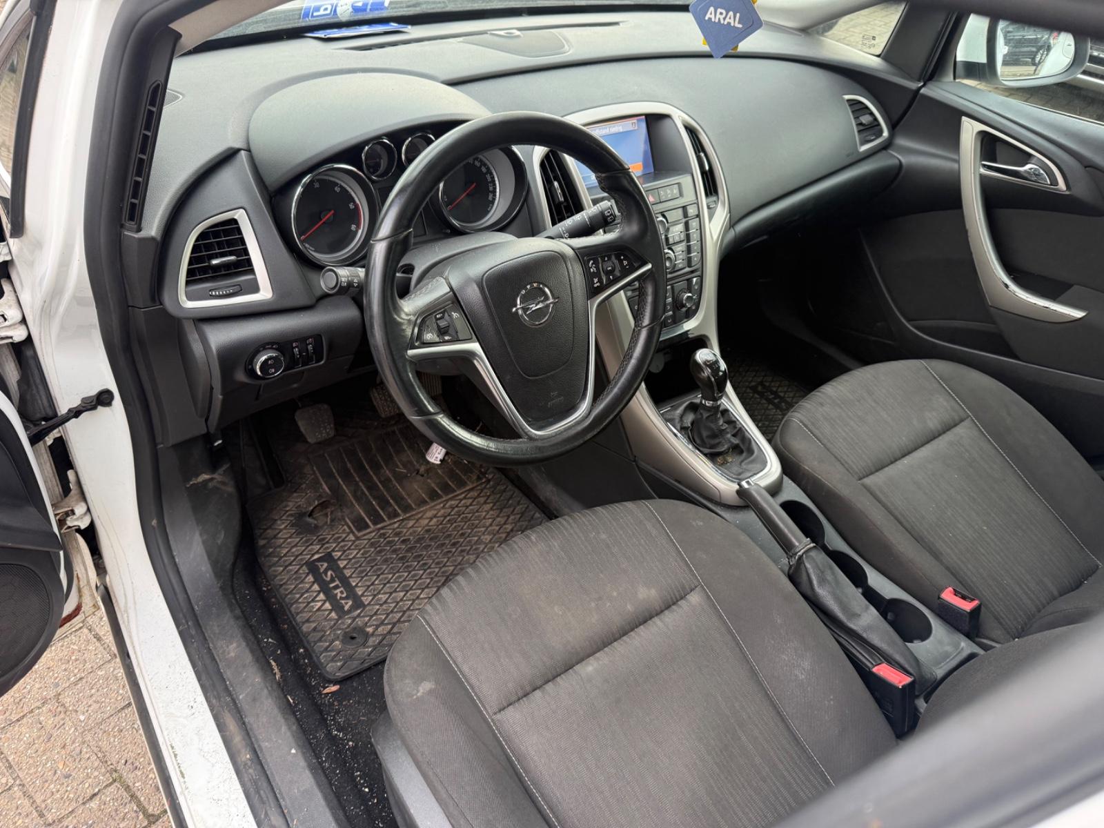 Opel Astra 2012 — photo 10
