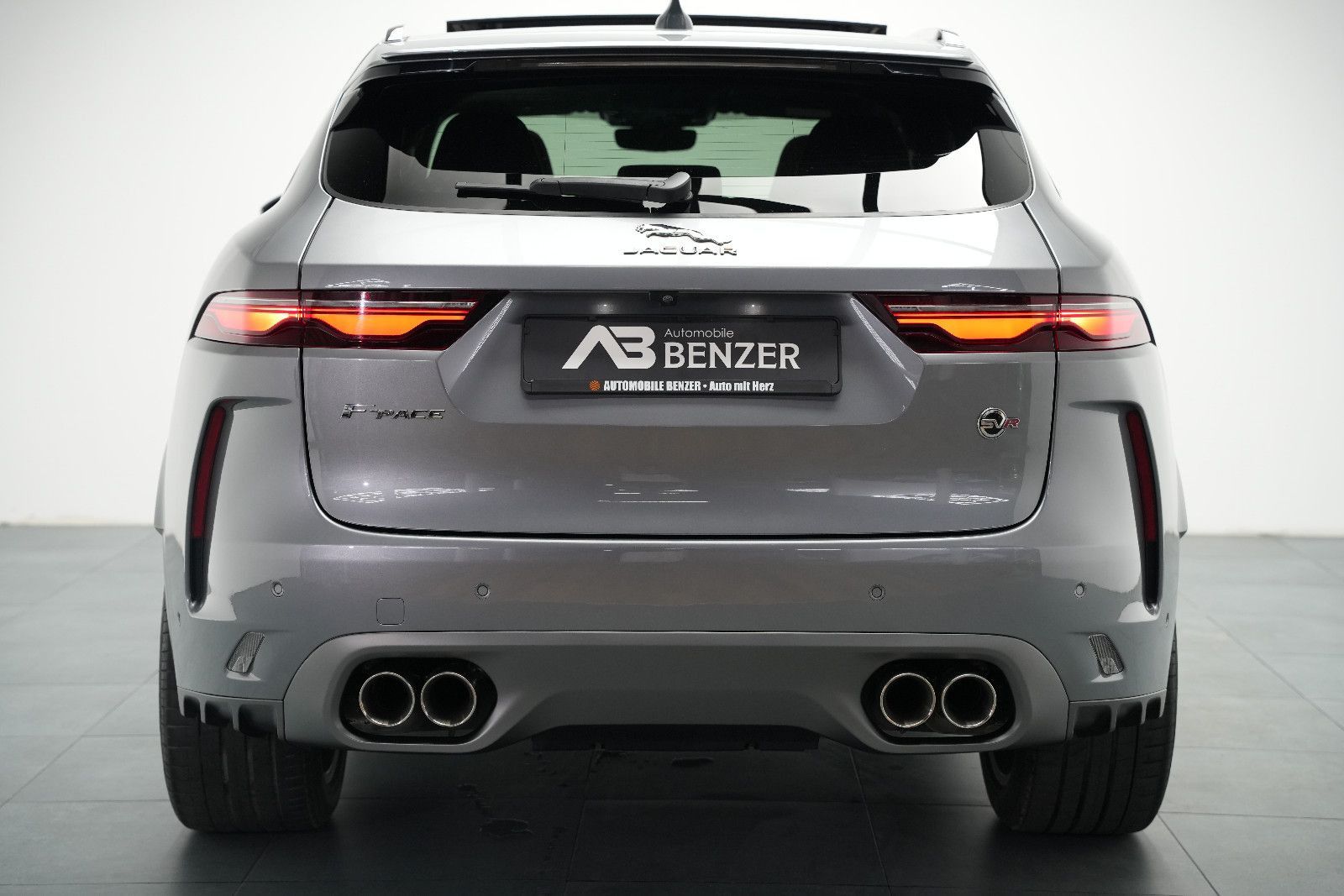 Fahrzeugabbildung Jaguar F-Pace F-PACE SVR /PANO/MERIDIAN/HUD/360°KAM/MEM